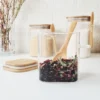 FRASCO DE VIDRIO CUAD.  CON TAPA DE BAMBÚ Y CUCHARA 8*15CM